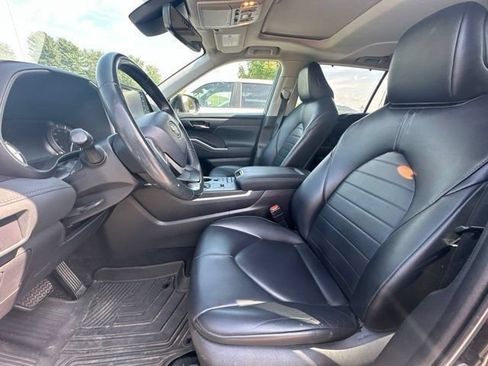 Used 2022 Toyota Highlander XLE FWD image 34