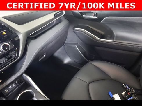Used 2023 Toyota Highlander XLE image 17