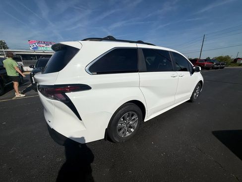 Used 2025 Toyota Sienna LE w/ LE Plus Package image 3