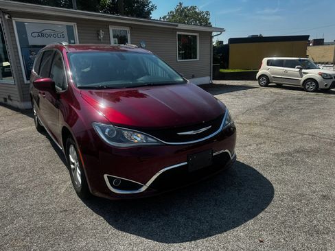 Used 2017 Chrysler Pacifica Touring-L FWD image 2