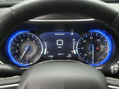 Used 2024 Chrysler Pacifica Touring-L FWD image 11