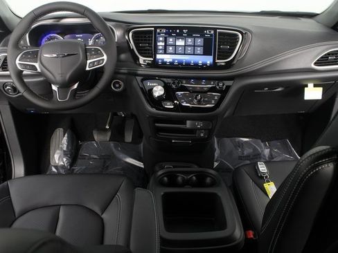 New 2026 Chrysler Pacifica Select image 9