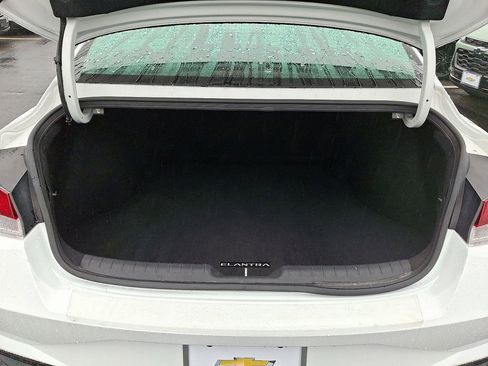 Used 2023 Hyundai Elantra SEL image 29