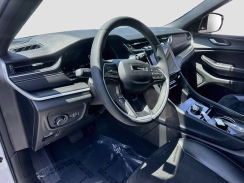 Used 2023 Jeep Grand Cherokee L Laredo RWD image 9