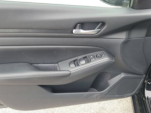 Used 2025 Nissan Altima 2.5 SV FWD image 17