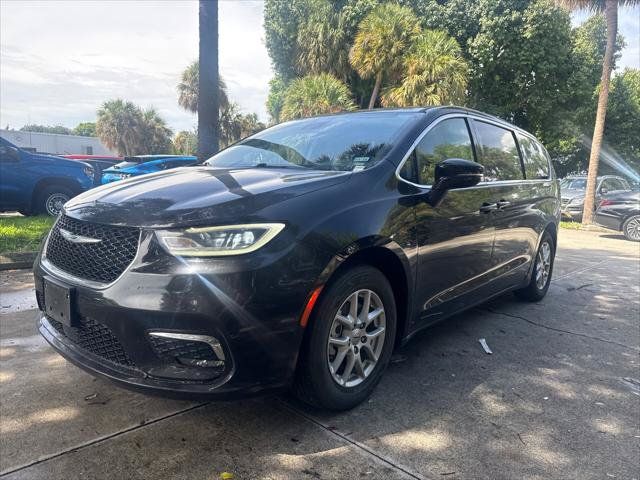 Used 2024 Chrysler Pacifica Touring-L FWD image 2