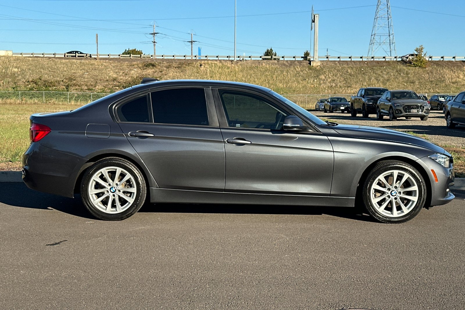 Used 2018 BMW 320i Sedan RWD image 2
