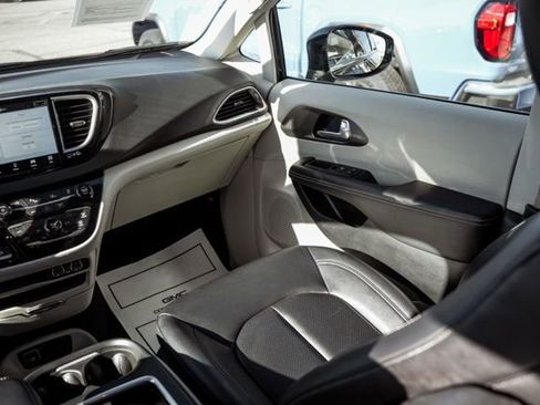 Used 2024 Chrysler Pacifica Touring-L image 37