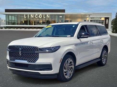 Used 2026 Lincoln Navigator Premiere AWD/4WD image 2