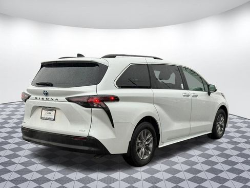 Used 2025 Toyota Sienna XLE image 7