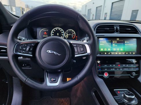 Used 2017 Jaguar F-PACE S image 8