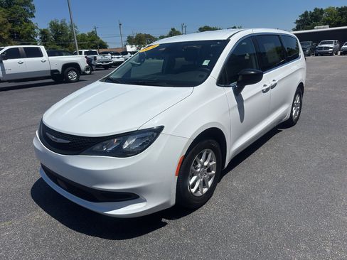 Used 2024 Chrysler Voyager LX FWD image 5
