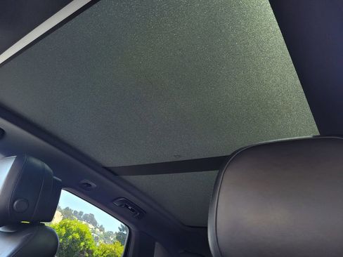 Used 2022 Porsche Cayenne w/ Premium Package image 18