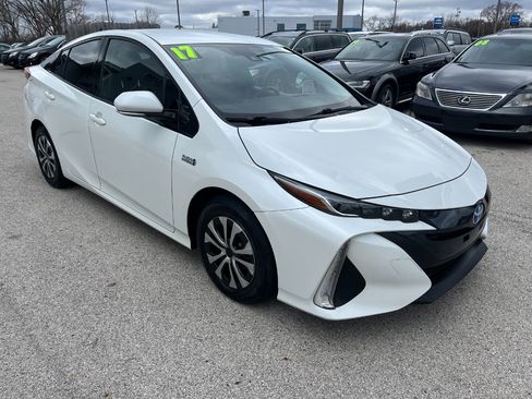 Used 2017 Toyota Prius Prime Premium image 7