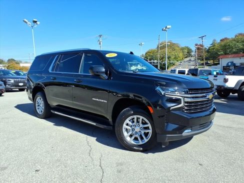 Used 2023 Chevrolet Suburban LT image 2