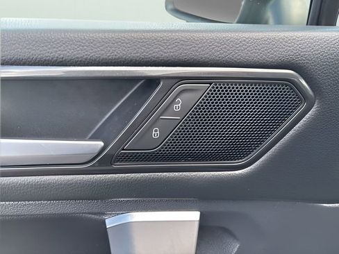 Used 2022 Volkswagen Tiguan SE image 10