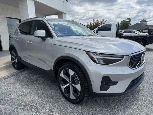 Used 2025 Volvo XC40 B5 Plus AWD/4WD image 40