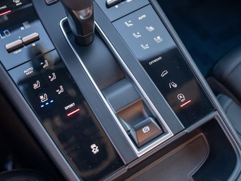 Certified 2022 Porsche Macan AWD/4WD image 20