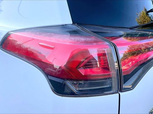 Used 2018 Toyota RAV4 SE w/ Power Extra Value Package FWD image 27