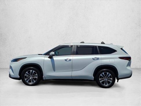Used 2025 Toyota Highlander XLE FWD image 4