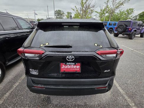 Used 2021 Toyota RAV4 XLE w/ Convenience Package FWD image 3