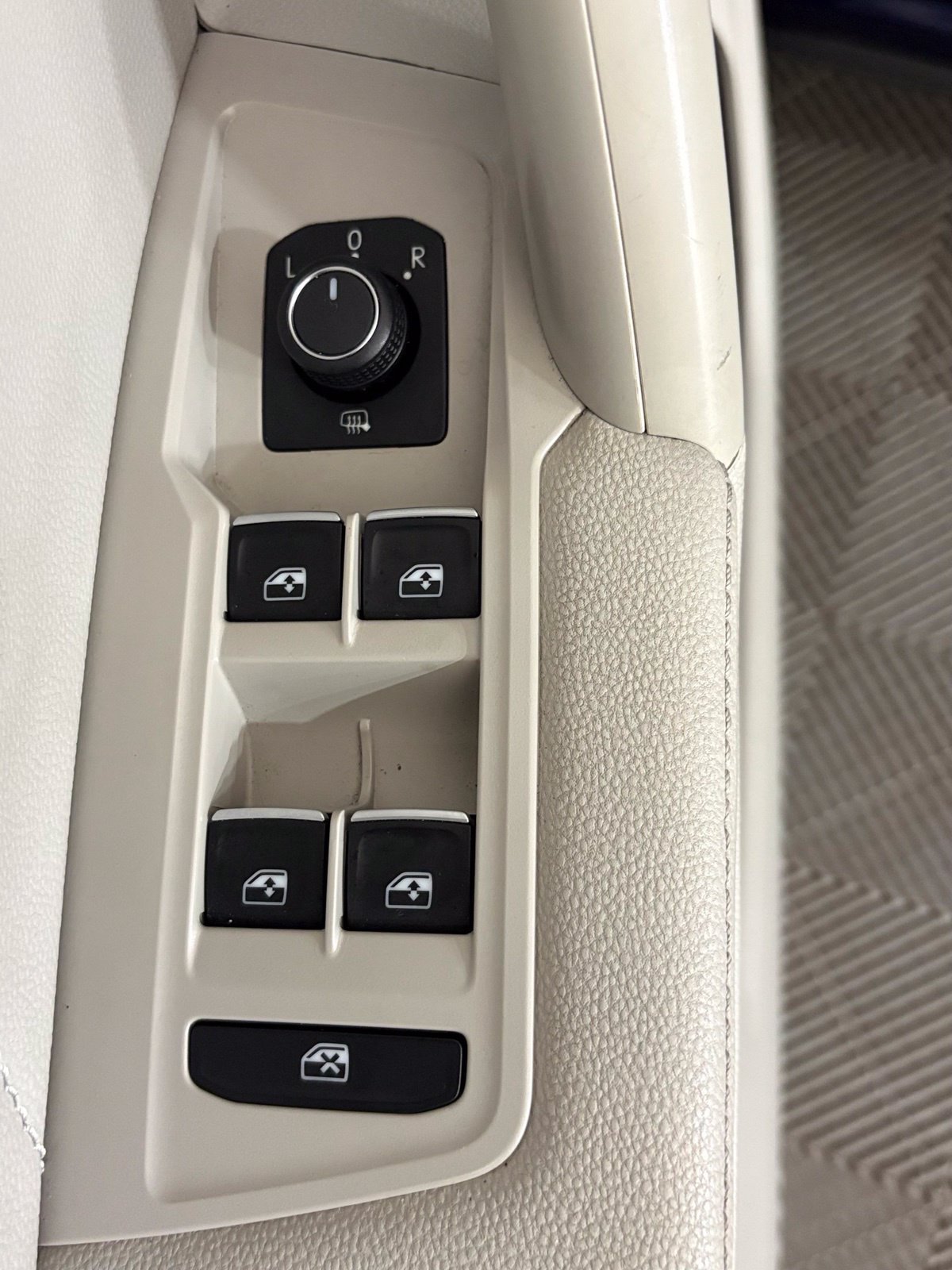 Used 2022 Volkswagen Tiguan SE FWD image 3