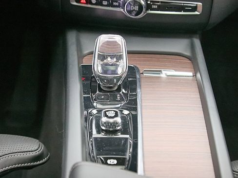 Used 2023 Volvo XC60 B5 Ultimate image 32