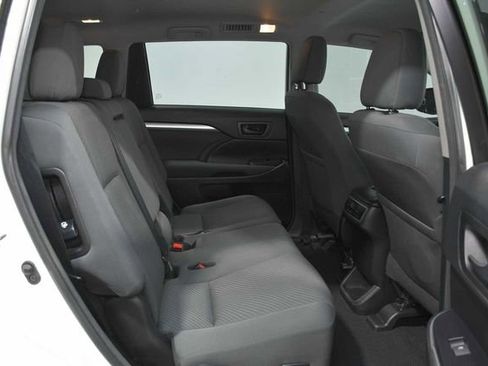 Used 2016 Toyota Highlander LE image 12