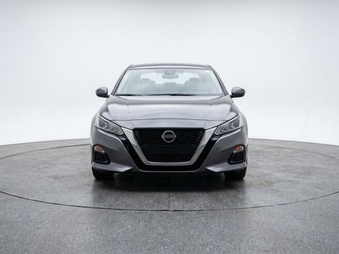 Used 2025 Nissan Altima 2.5 SV FWD image 2