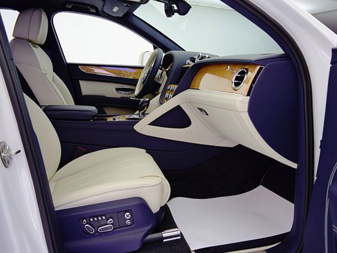 New 2025 Bentley Bentayga Plug-In Hybrid image 32