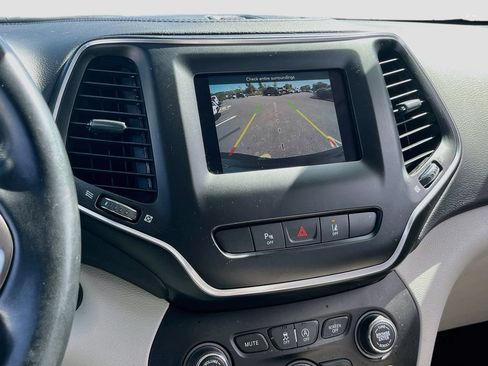 Certified 2021 Jeep Cherokee Latitude Plus AWD/4WD image 13