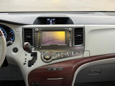 Used 2014 Toyota Sienna Limited image 12