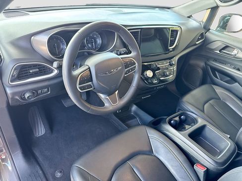Used 2025 Chrysler Pacifica Select FWD image 10
