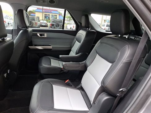 Used 2023 Ford Explorer XLT w/ Equipment Group 202A AWD/4WD image 11