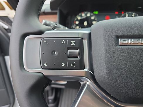 New 2025 Land Rover Discovery Dynamic SE image 18