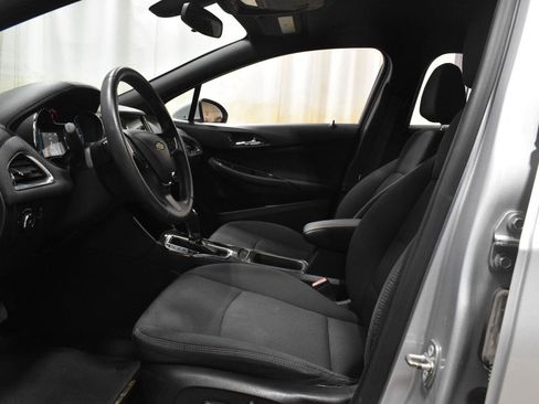 Used 2017 Chevrolet Cruze LT w/ LT Convenience Package FWD image 3