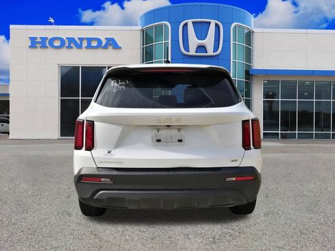 Used 2023 Kia Sorento LX AWD/4WD image 3