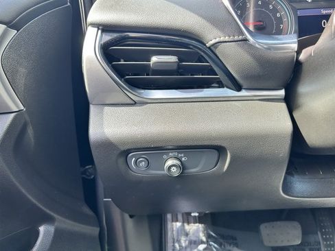 Used 2023 Chevrolet Traverse LT image 21