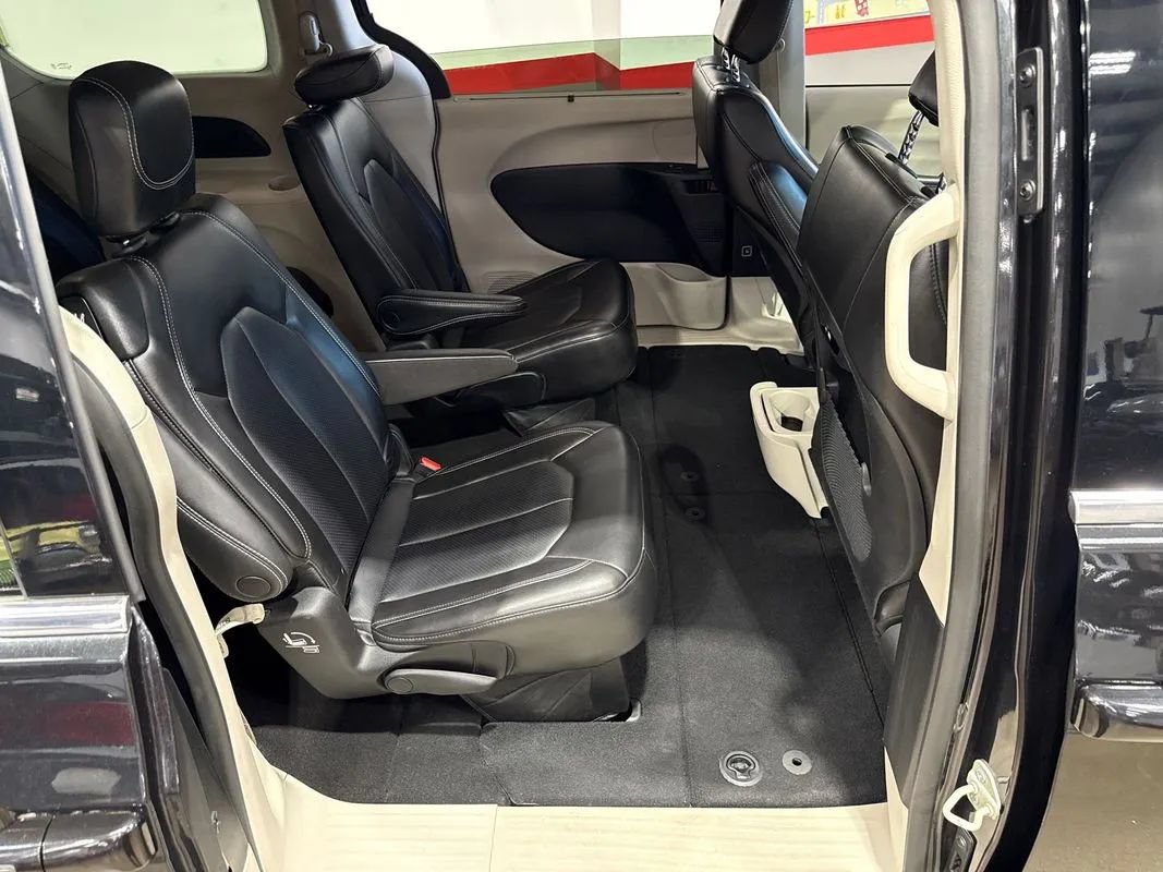 Used 2023 Chrysler Pacifica Touring-L FWD image 13