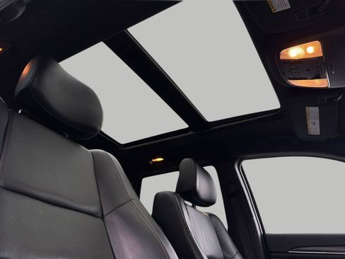 Used 2015 Jeep Grand Cherokee Limited w/ Luxury Group II image 19