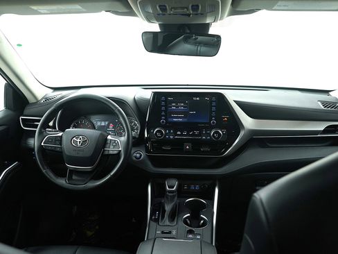 Used 2022 Toyota Highlander XLE image 15