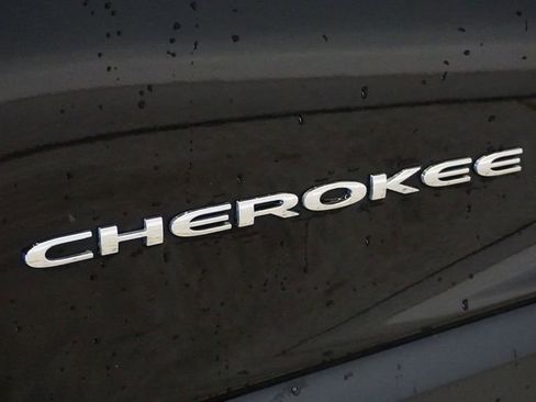 Used 2017 Jeep Cherokee Latitude w/ Cold Weather Group image 15