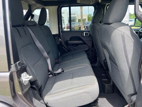 Used 2025 Jeep Wrangler Sahara image 13