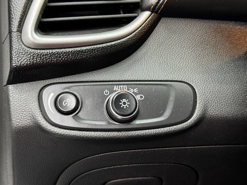 Used 2019 Chevrolet Trax LT w/ LT Convenience Package image 29