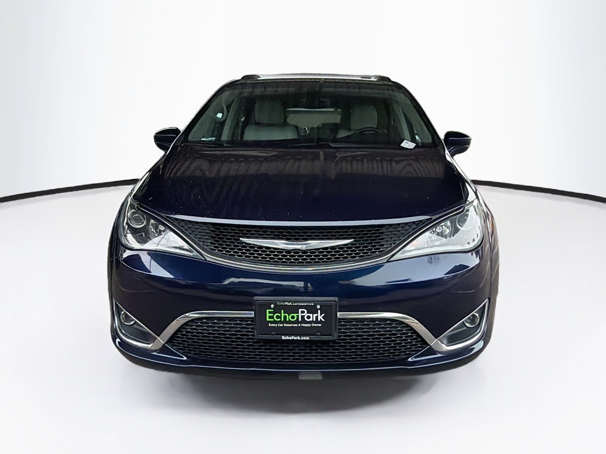 Used 2017 Chrysler Pacifica Touring-L FWD image 2