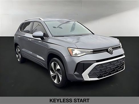 Used 2025 Volkswagen Taos SE w/ Panoramic Sunroof Package image 2
