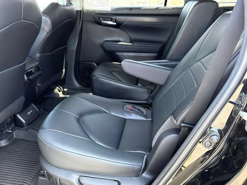 Used 2023 Toyota Highlander XLE AWD/4WD image 33