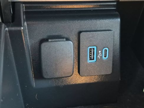 Used 2024 Ford Explorer XLT w/ Equipment Group 202A AWD/4WD image 32