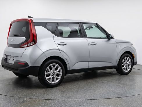 Used 2025 Kia Soul LX w/ LX Technology Package FWD image 9
