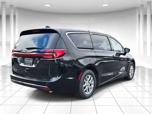 New 2026 Chrysler Pacifica Select image 3